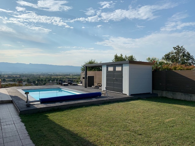 Scenic Photo by the pool of the Eleganto Lounge 3030 with Open Lounge in Anthracite