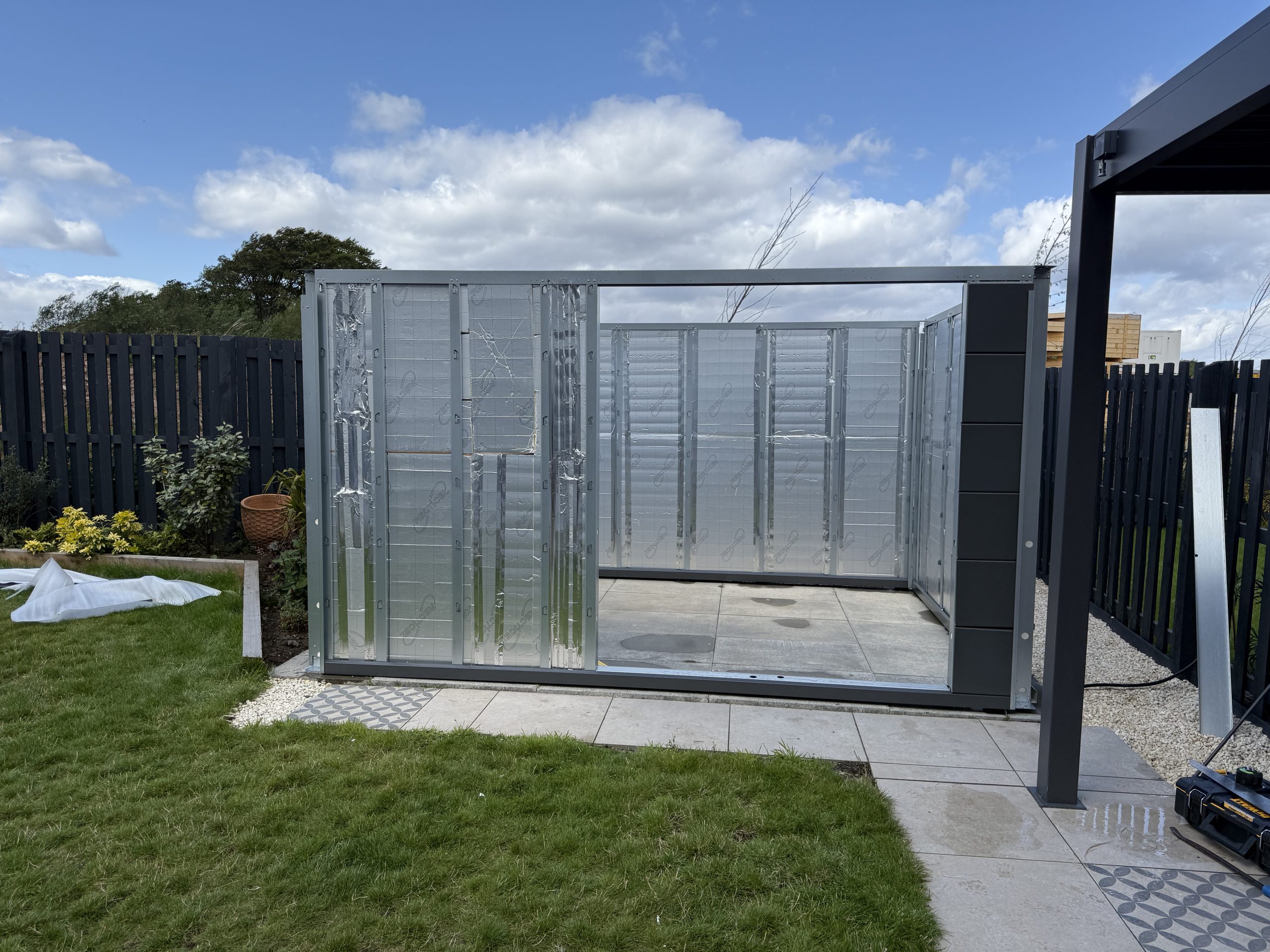 Garden Life Online's COMO 4 garden room in Anthracite Grey.