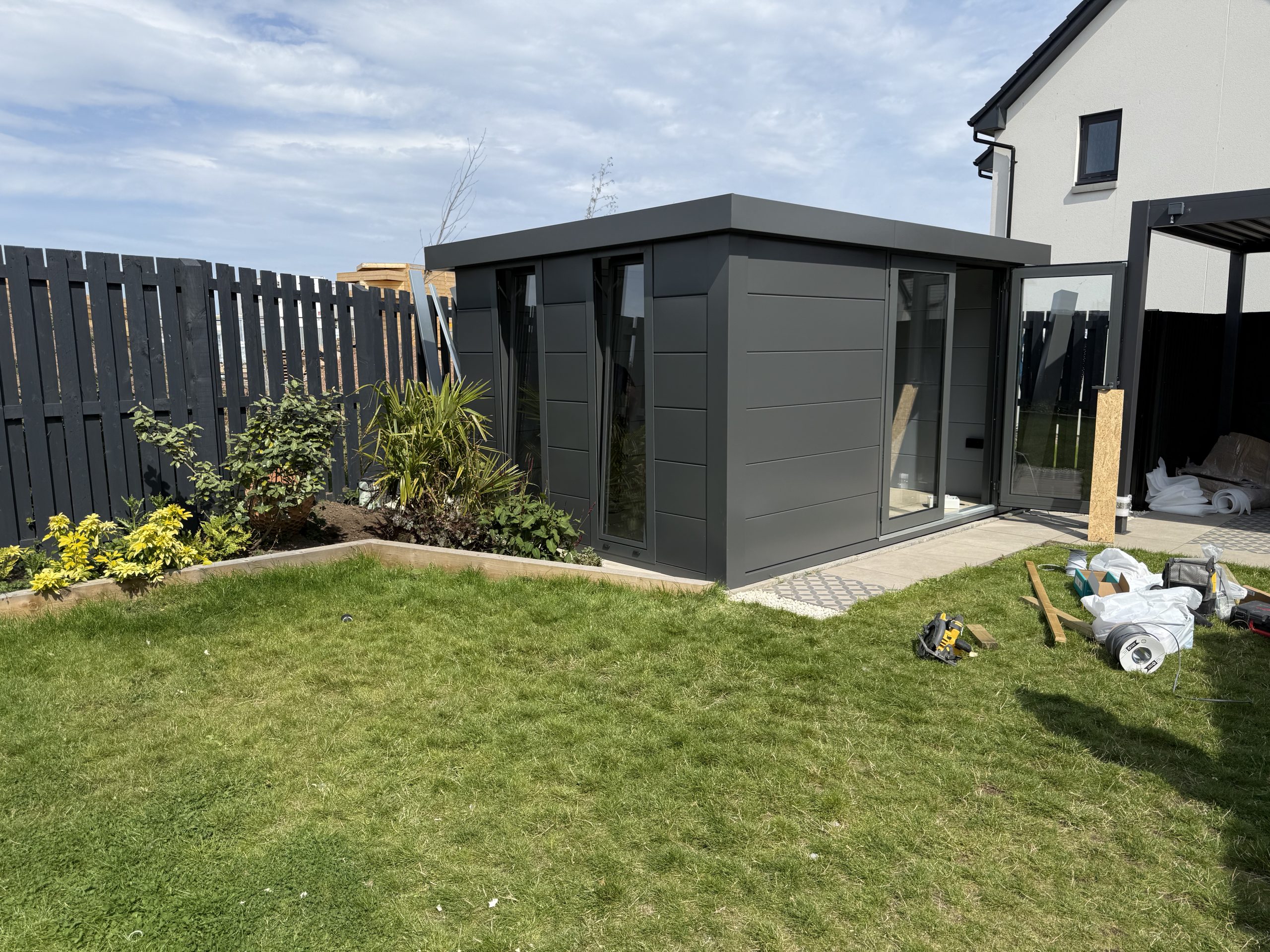 Garden Life Online's COMO 4 garden room in Anthracite Grey.