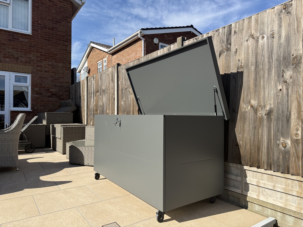 The Telluria Nevio 180 steel garden box in anthracite grey sitting on a patio