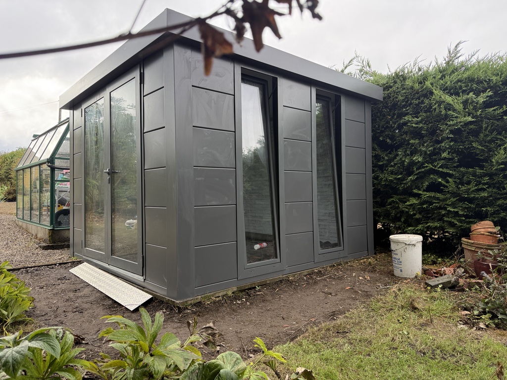 The Telluria Luminato 3030 steel garden room in anthracite to be used as a sewing room.