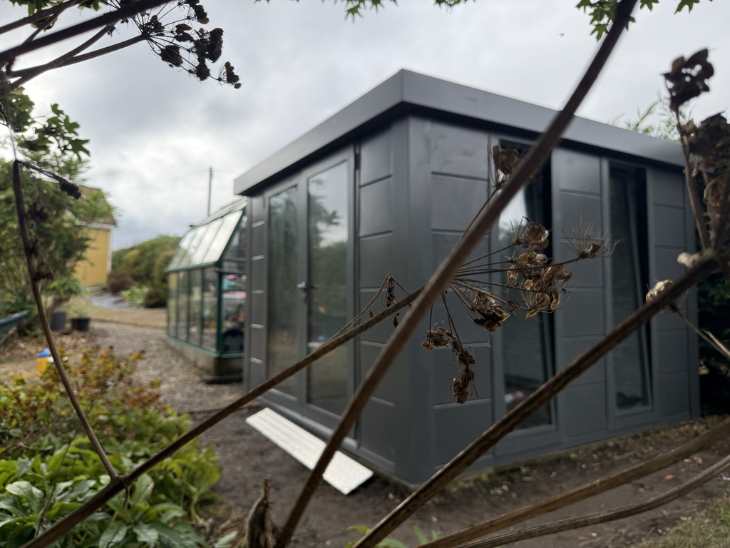 The Telluria Luminato 3030 steel garden room in anthracite to be used as a sewing room.