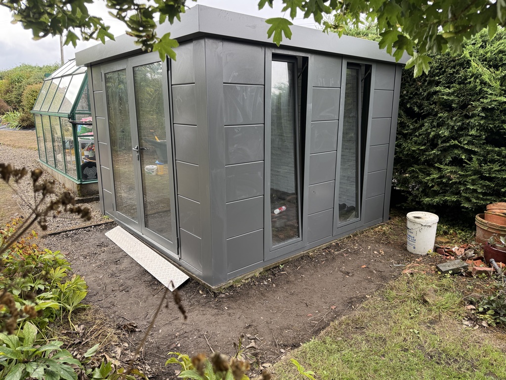 The Telluria Luminato 3030 steel garden room in anthracite to be used as a sewing room.