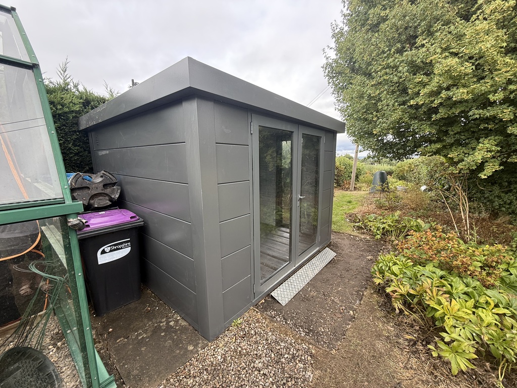 The Telluria Luminato 3030 steel garden room in anthracite to be used as a sewing room.