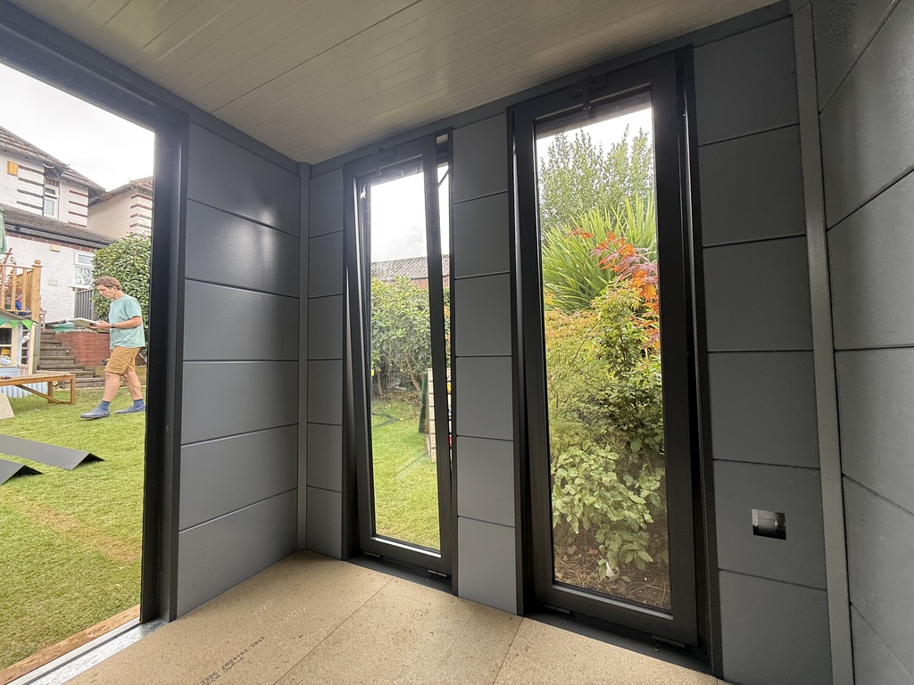 The Telluria Luminato 2424 steel garden room in anthracite grey