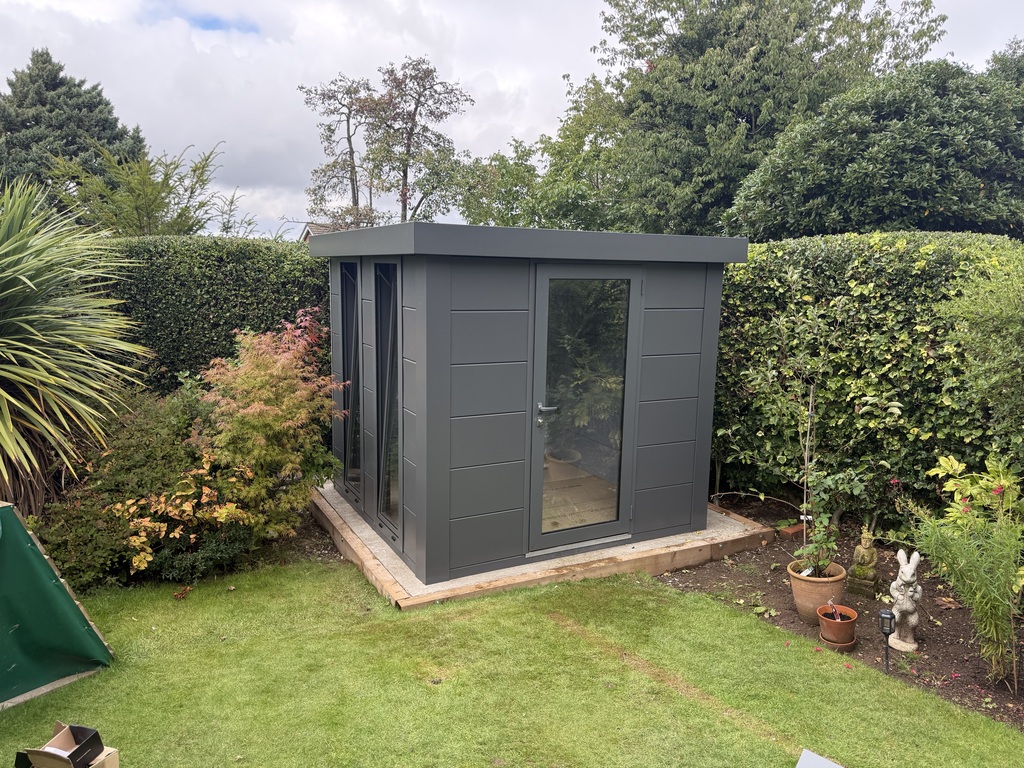 The Telluria Luminato 2424 steel garden room in anthracite grey
