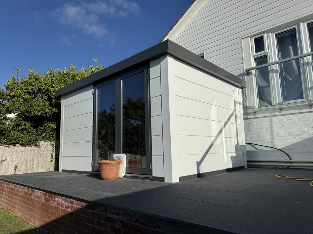 Telluria Luminato 3930 steel building in white